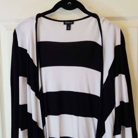 TORRID BLCK & WHT STRIPED OPEN FRONT SWEATER SZ 0♡ - Picture 1 of 6